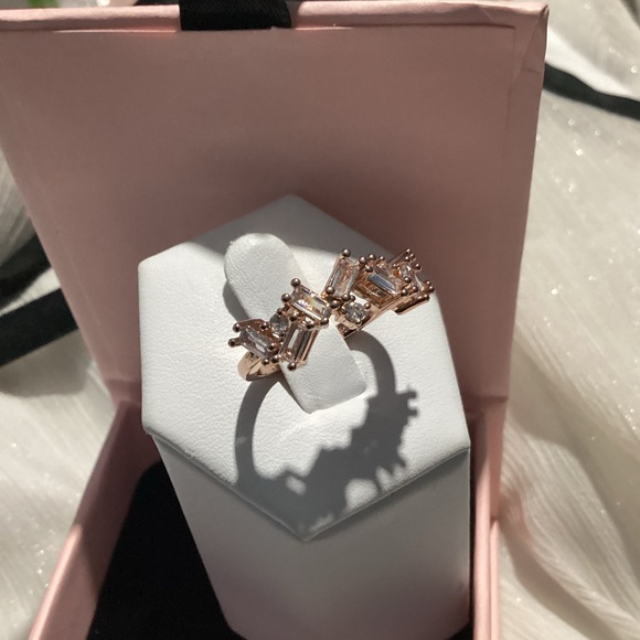 💋Beautiful Rose Gold Baguette DIamond (Lab) Cluster Band - Picture 14 of 16